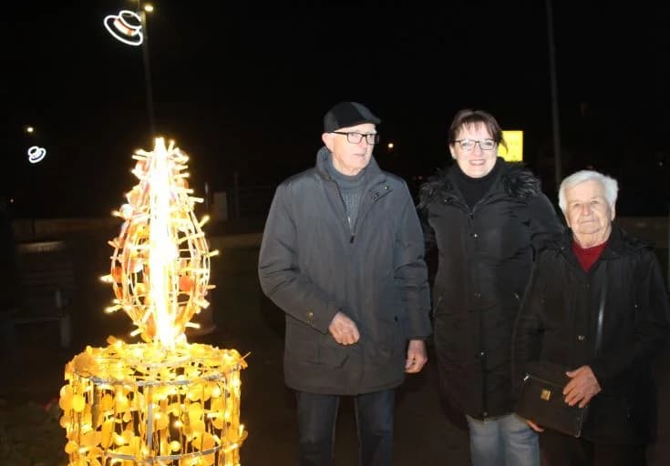 SUBOTNJI PLETERNIČKI ADVENT: Umirovljenici zapalili treću svijeću, u Bećarskom šoru lovački čobanac i Tamburaški sastav „Zlatna dolina“
