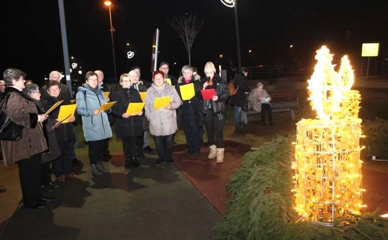 SUBOTNJI PLETERNIČKI ADVENT: Umirovljenici zapalili treću svijeću, u Bećarskom šoru lovački čobanac i Tamburaški sastav „Zlatna dolina“