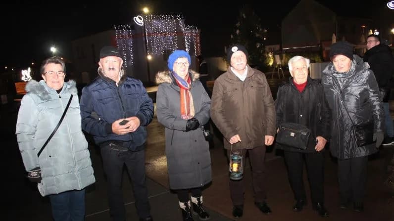 SUBOTNJI PLETERNIČKI ADVENT: Umirovljenici zapalili treću svijeću, u Bećarskom šoru lovački čobanac i Tamburaški sastav „Zlatna dolina“