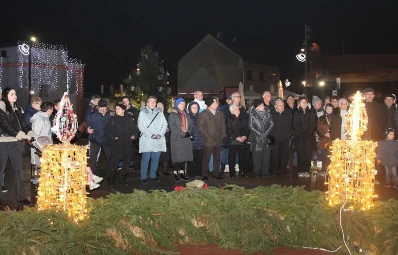 SUBOTNJI PLETERNIČKI ADVENT: Umirovljenici zapalili treću svijeću, u Bećarskom šoru lovački čobanac i Tamburaški sastav „Zlatna dolina“