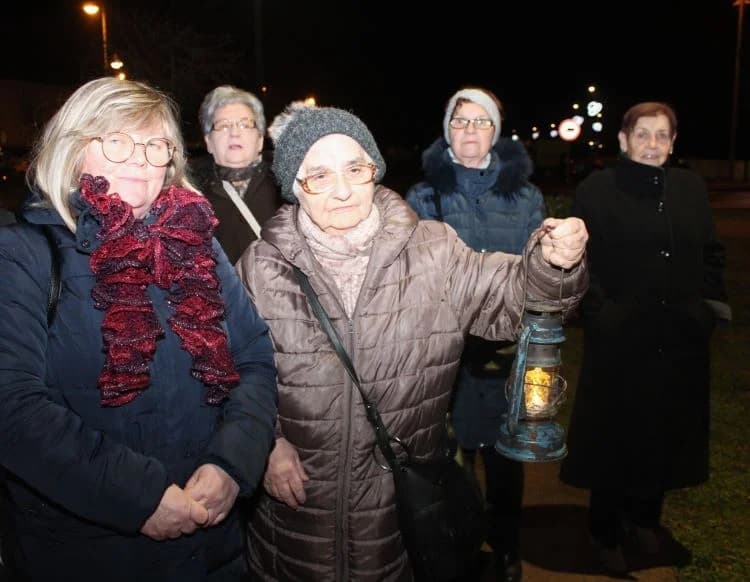SUBOTNJI PLETERNIČKI ADVENT: Umirovljenici zapalili treću svijeću, u Bećarskom šoru lovački čobanac i Tamburaški sastav „Zlatna dolina“