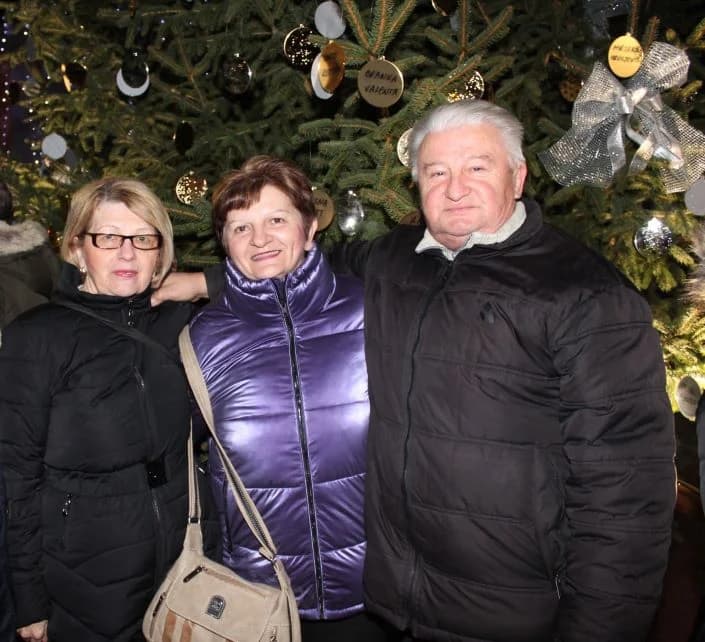 SUBOTNJI PLETERNIČKI ADVENT: Umirovljenici zapalili treću svijeću, u Bećarskom šoru lovački čobanac i Tamburaški sastav „Zlatna dolina“