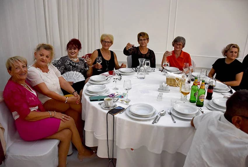 Uz umirovljenike na zabavama sve više mlađih /FOTO/