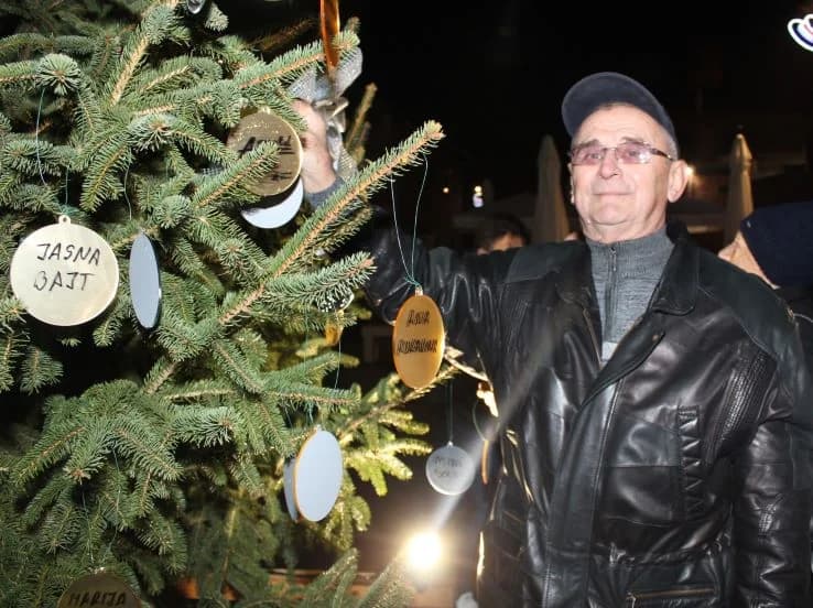 SUBOTNJI PLETERNIČKI ADVENT: Umirovljenici zapalili treću svijeću, u Bećarskom šoru lovački čobanac i Tamburaški sastav „Zlatna dolina“