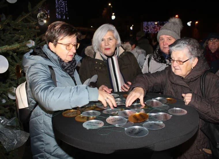SUBOTNJI PLETERNIČKI ADVENT: Umirovljenici zapalili treću svijeću, u Bećarskom šoru lovački čobanac i Tamburaški sastav „Zlatna dolina“