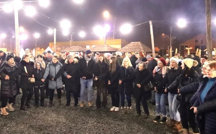 SUBOTNJI PLETERNIČKI ADVENT: Umirovljenici zapalili treću svijeću, u Bećarskom šoru lovački čobanac i Tamburaški sastav „Zlatna dolina“