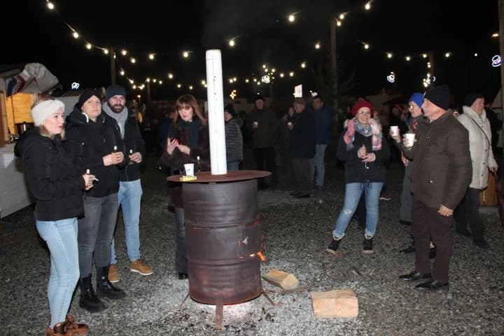 SUBOTNJI PLETERNIČKI ADVENT: Umirovljenici zapalili treću svijeću, u Bećarskom šoru lovački čobanac i Tamburaški sastav „Zlatna dolina“