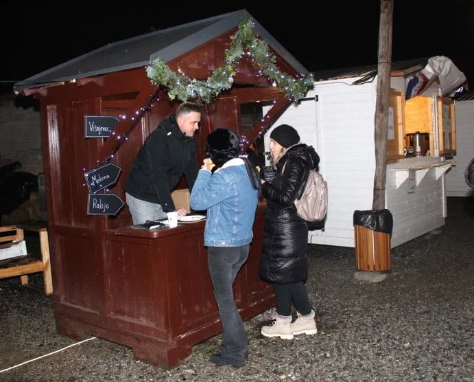 SUBOTNJI PLETERNIČKI ADVENT: Umirovljenici zapalili treću svijeću, u Bećarskom šoru lovački čobanac i Tamburaški sastav „Zlatna dolina“