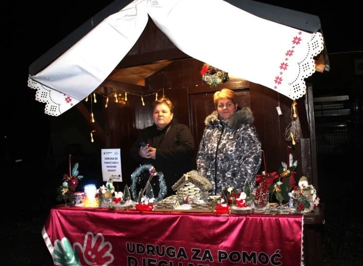 SUBOTNJI PLETERNIČKI ADVENT: Umirovljenici zapalili treću svijeću, u Bećarskom šoru lovački čobanac i Tamburaški sastav „Zlatna dolina“