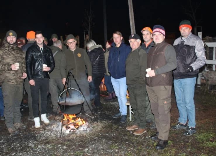 SUBOTNJI PLETERNIČKI ADVENT: Umirovljenici zapalili treću svijeću, u Bećarskom šoru lovački čobanac i Tamburaški sastav „Zlatna dolina“
