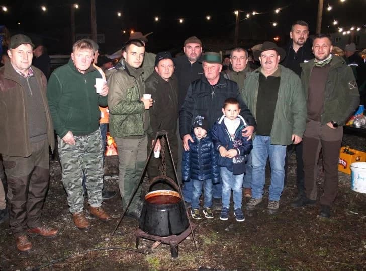 SUBOTNJI PLETERNIČKI ADVENT: Umirovljenici zapalili treću svijeću, u Bećarskom šoru lovački čobanac i Tamburaški sastav „Zlatna dolina“