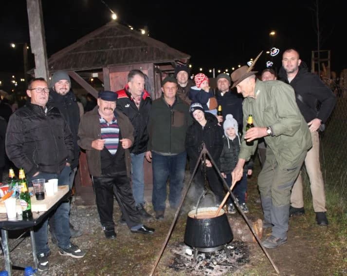 SUBOTNJI PLETERNIČKI ADVENT: Umirovljenici zapalili treću svijeću, u Bećarskom šoru lovački čobanac i Tamburaški sastav „Zlatna dolina“