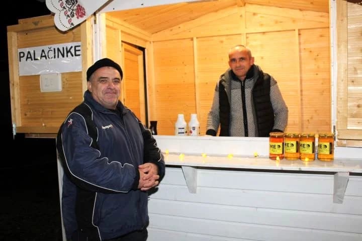SUBOTNJI PLETERNIČKI ADVENT: Umirovljenici zapalili treću svijeću, u Bećarskom šoru lovački čobanac i Tamburaški sastav „Zlatna dolina“