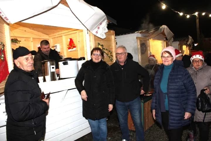 SUBOTNJI PLETERNIČKI ADVENT: Umirovljenici zapalili treću svijeću, u Bećarskom šoru lovački čobanac i Tamburaški sastav „Zlatna dolina“