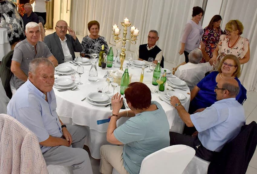 Uz umirovljenike na zabavama sve više mlađih /FOTO/