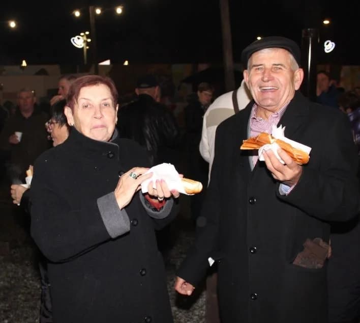 SUBOTNJI PLETERNIČKI ADVENT: Umirovljenici zapalili treću svijeću, u Bećarskom šoru lovački čobanac i Tamburaški sastav „Zlatna dolina“