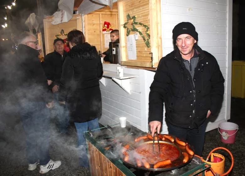 SUBOTNJI PLETERNIČKI ADVENT: Umirovljenici zapalili treću svijeću, u Bećarskom šoru lovački čobanac i Tamburaški sastav „Zlatna dolina“