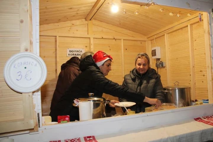 SUBOTNJI PLETERNIČKI ADVENT: Umirovljenici zapalili treću svijeću, u Bećarskom šoru lovački čobanac i Tamburaški sastav „Zlatna dolina“