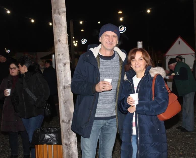 SUBOTNJI PLETERNIČKI ADVENT: Umirovljenici zapalili treću svijeću, u Bećarskom šoru lovački čobanac i Tamburaški sastav „Zlatna dolina“