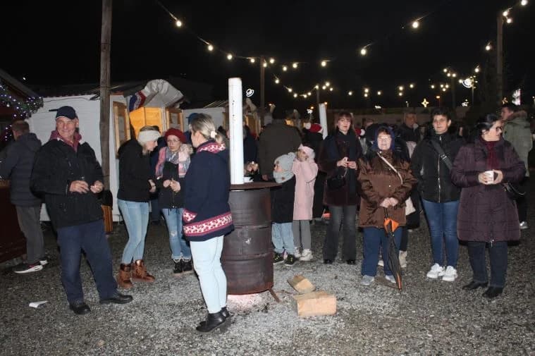 SUBOTNJI PLETERNIČKI ADVENT: Umirovljenici zapalili treću svijeću, u Bećarskom šoru lovački čobanac i Tamburaški sastav „Zlatna dolina“