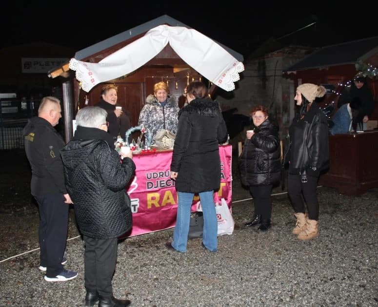 SUBOTNJI PLETERNIČKI ADVENT: Umirovljenici zapalili treću svijeću, u Bećarskom šoru lovački čobanac i Tamburaški sastav „Zlatna dolina“