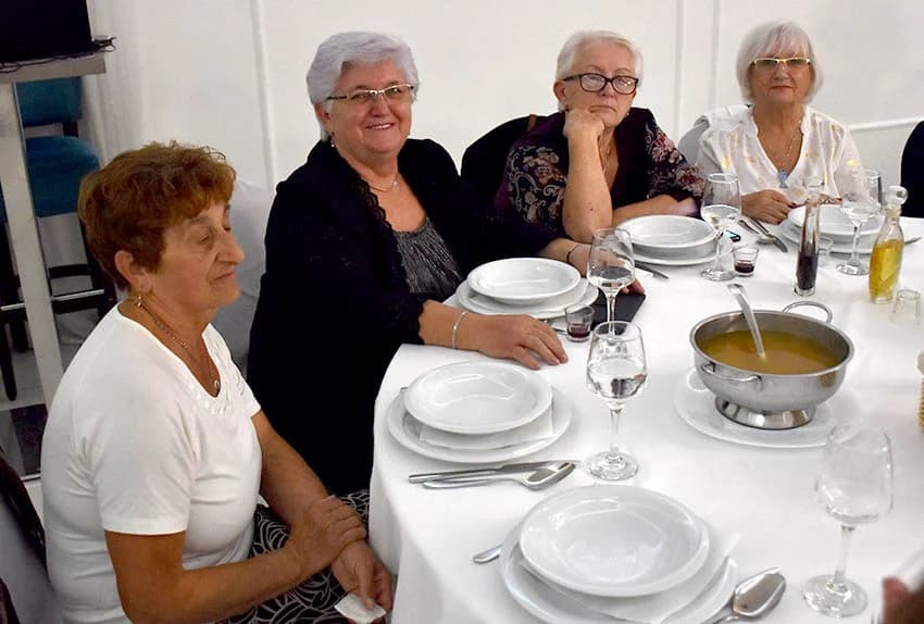 Uz umirovljenike na zabavama sve više mlađih /FOTO/
