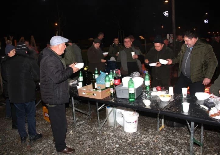 SUBOTNJI PLETERNIČKI ADVENT: Umirovljenici zapalili treću svijeću, u Bećarskom šoru lovački čobanac i Tamburaški sastav „Zlatna dolina“