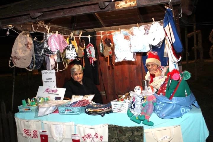 SUBOTNJI PLETERNIČKI ADVENT: Umirovljenici zapalili treću svijeću, u Bećarskom šoru lovački čobanac i Tamburaški sastav „Zlatna dolina“