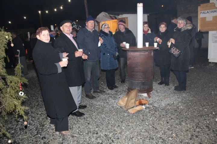 SUBOTNJI PLETERNIČKI ADVENT: Umirovljenici zapalili treću svijeću, u Bećarskom šoru lovački čobanac i Tamburaški sastav „Zlatna dolina“