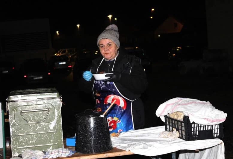 SUBOTNJI PLETERNIČKI ADVENT: Umirovljenici zapalili treću svijeću, u Bećarskom šoru lovački čobanac i Tamburaški sastav „Zlatna dolina“