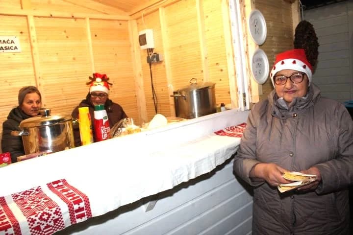 SUBOTNJI PLETERNIČKI ADVENT: Umirovljenici zapalili treću svijeću, u Bećarskom šoru lovački čobanac i Tamburaški sastav „Zlatna dolina“