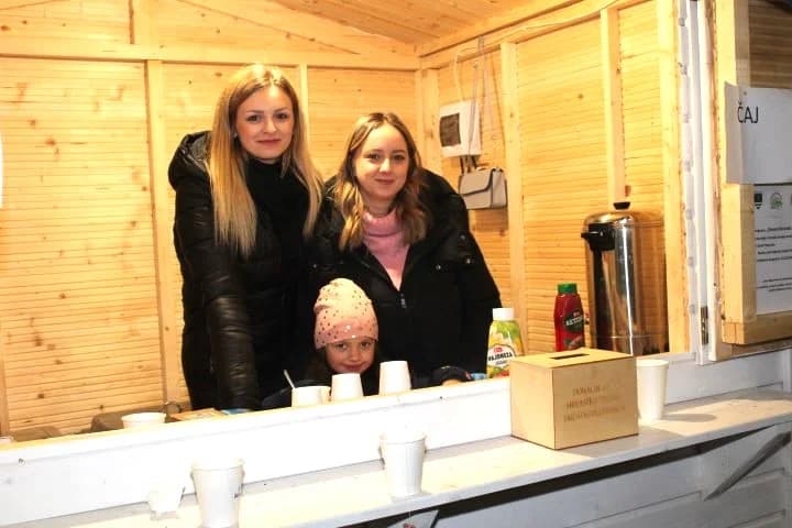 SUBOTNJI PLETERNIČKI ADVENT: Umirovljenici zapalili treću svijeću, u Bećarskom šoru lovački čobanac i Tamburaški sastav „Zlatna dolina“
