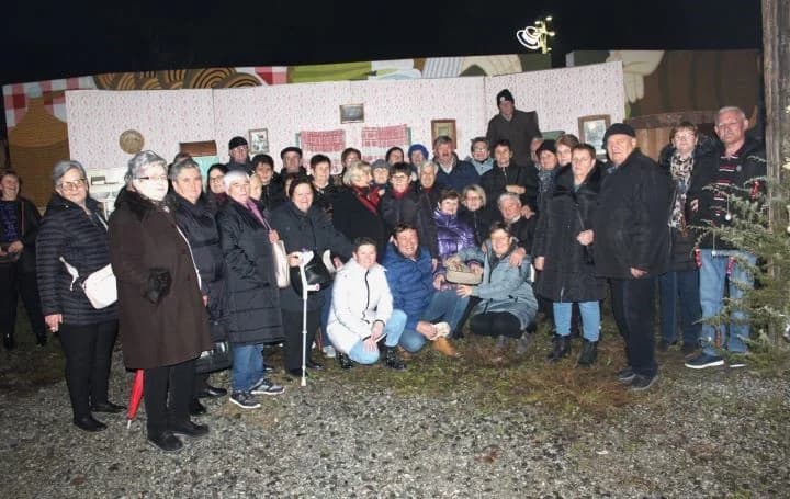 SUBOTNJI PLETERNIČKI ADVENT: Umirovljenici zapalili treću svijeću, u Bećarskom šoru lovački čobanac i Tamburaški sastav „Zlatna dolina“
