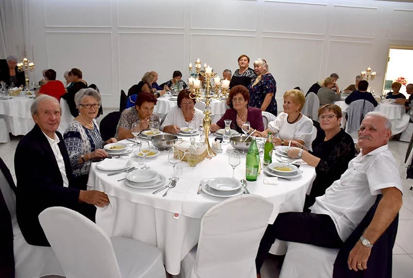 Uz umirovljenike na zabavama sve više mlađih /FOTO/