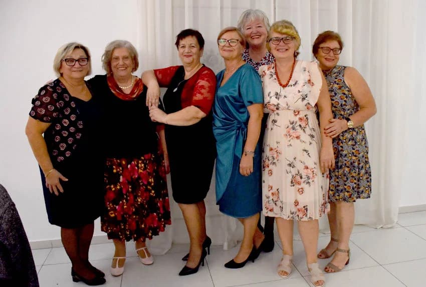 Uz umirovljenike na zabavama sve više mlađih /FOTO/