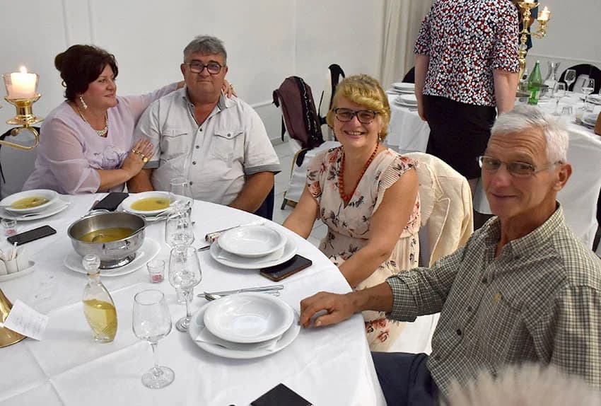 Uz umirovljenike na zabavama sve više mlađih /FOTO/