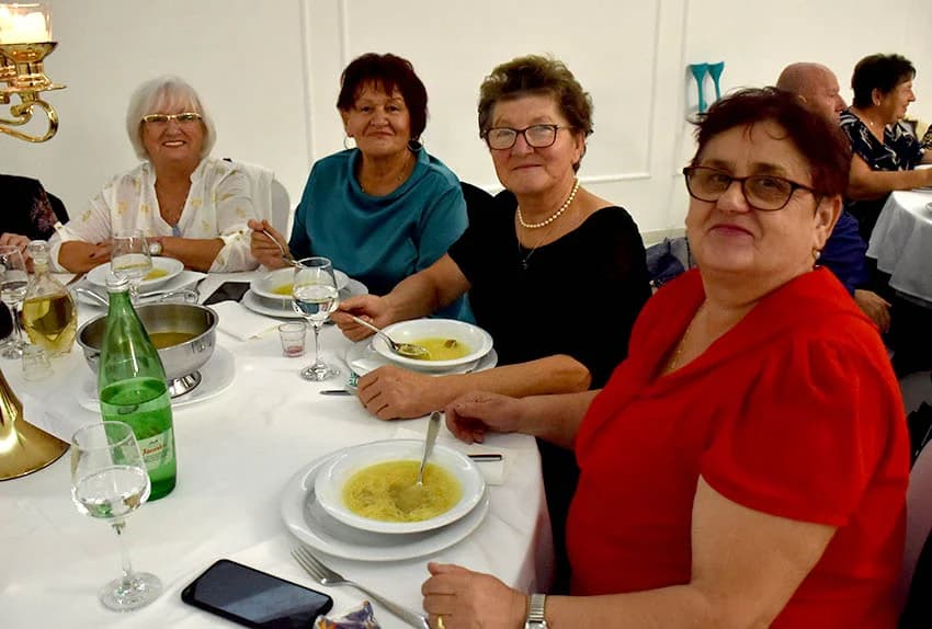 Uz umirovljenike na zabavama sve više mlađih /FOTO/