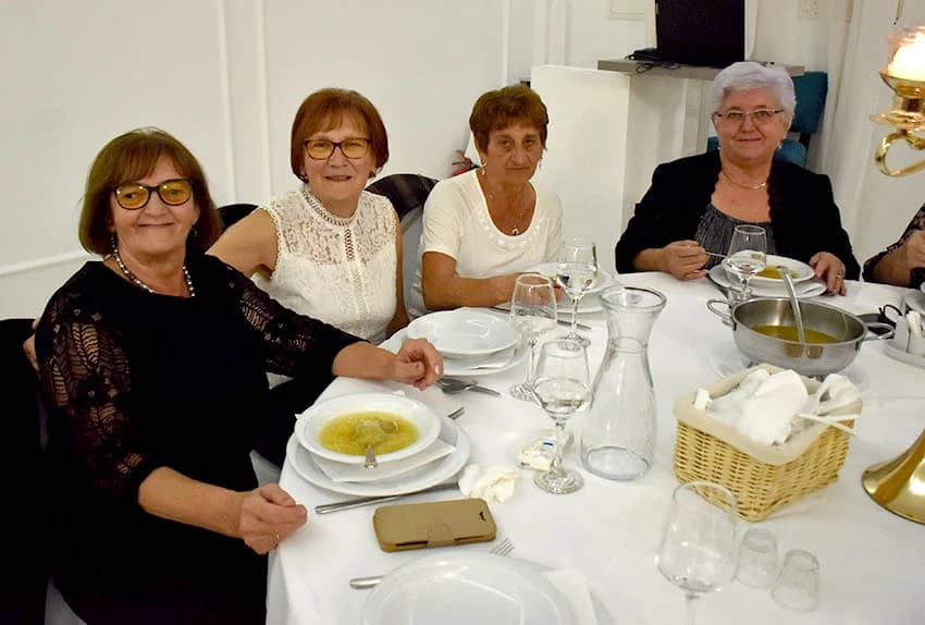 Uz umirovljenike na zabavama sve više mlađih /FOTO/