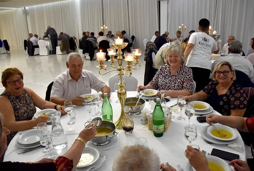 Uz umirovljenike na zabavama sve više mlađih /FOTO/
