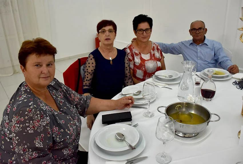 Uz umirovljenike na zabavama sve više mlađih /FOTO/