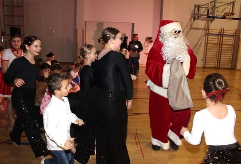Održana božićna priredba Pleterničkih mažoretkinja
