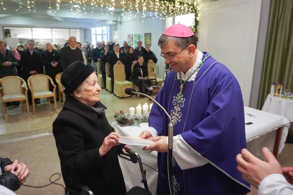 Biskup Ivo pohodio Dom za stare i nemoćne osobe u Požegi