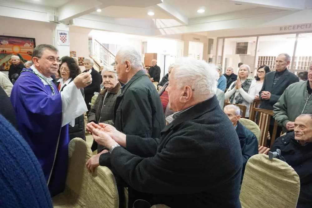 Biskup Ivo pohodio Dom za stare i nemoćne osobe u Požegi