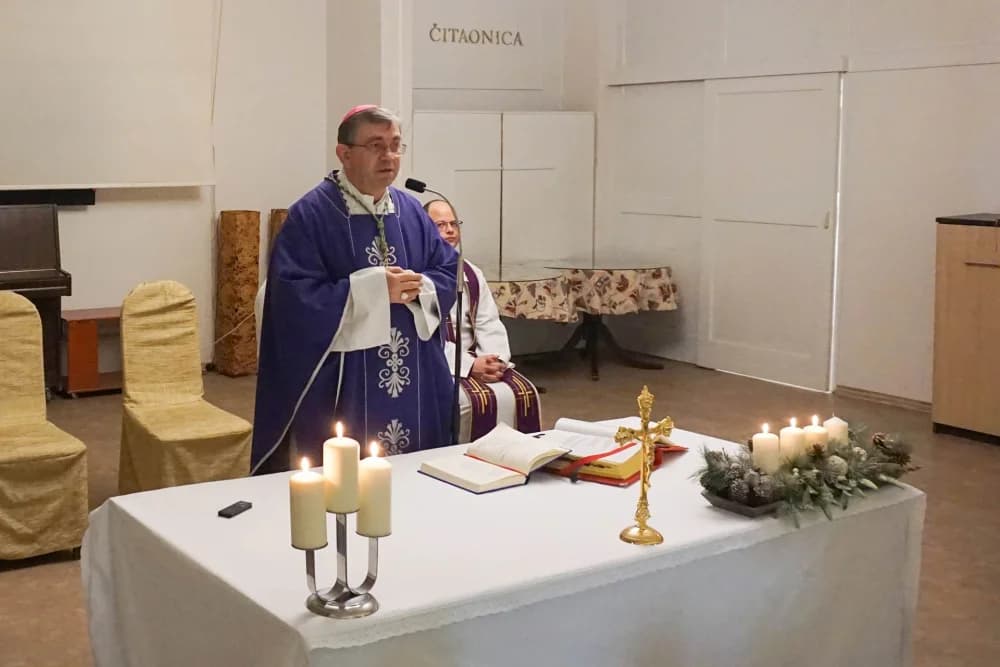 Biskup Ivo pohodio Dom za stare i nemoćne osobe u Požegi