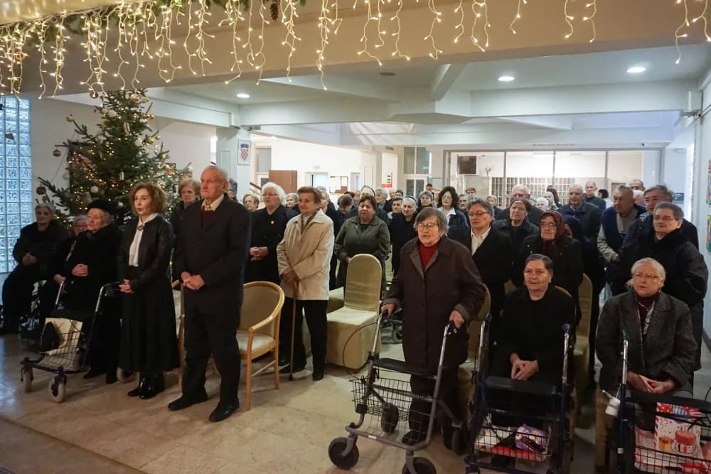 Biskup Ivo pohodio Dom za stare i nemoćne osobe u Požegi