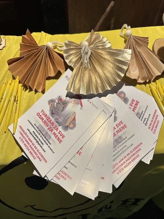 ADVENTSKE AKTIVNOSTI UDRUGE „OSMIJEH“ Održali likovno-kreativnu radionicu i postavili štand u Bećarskom šoru