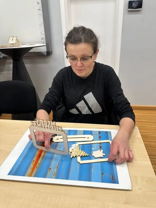 ADVENTSKE AKTIVNOSTI UDRUGE „OSMIJEH“ Održali likovno-kreativnu radionicu i postavili štand u Bećarskom šoru