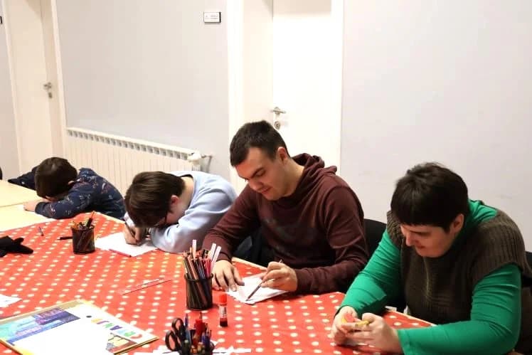 ADVENTSKE AKTIVNOSTI UDRUGE „OSMIJEH“ Održali likovno-kreativnu radionicu i postavili štand u Bećarskom šoru