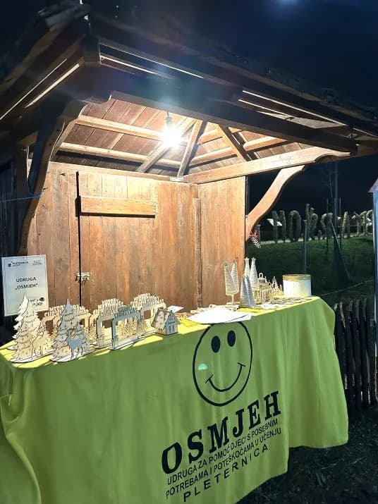 ADVENTSKE AKTIVNOSTI UDRUGE „OSMIJEH“ Održali likovno-kreativnu radionicu i postavili štand u Bećarskom šoru