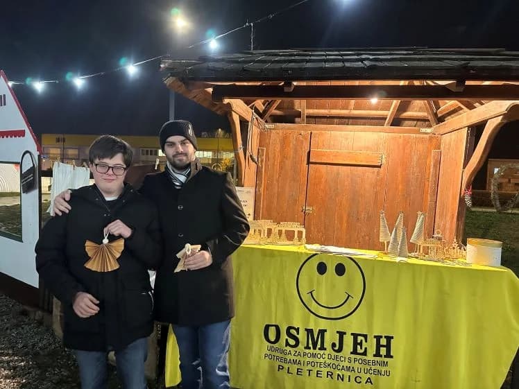 ADVENTSKE AKTIVNOSTI UDRUGE „OSMIJEH“ Održali likovno-kreativnu radionicu i postavili štand u Bećarskom šoru